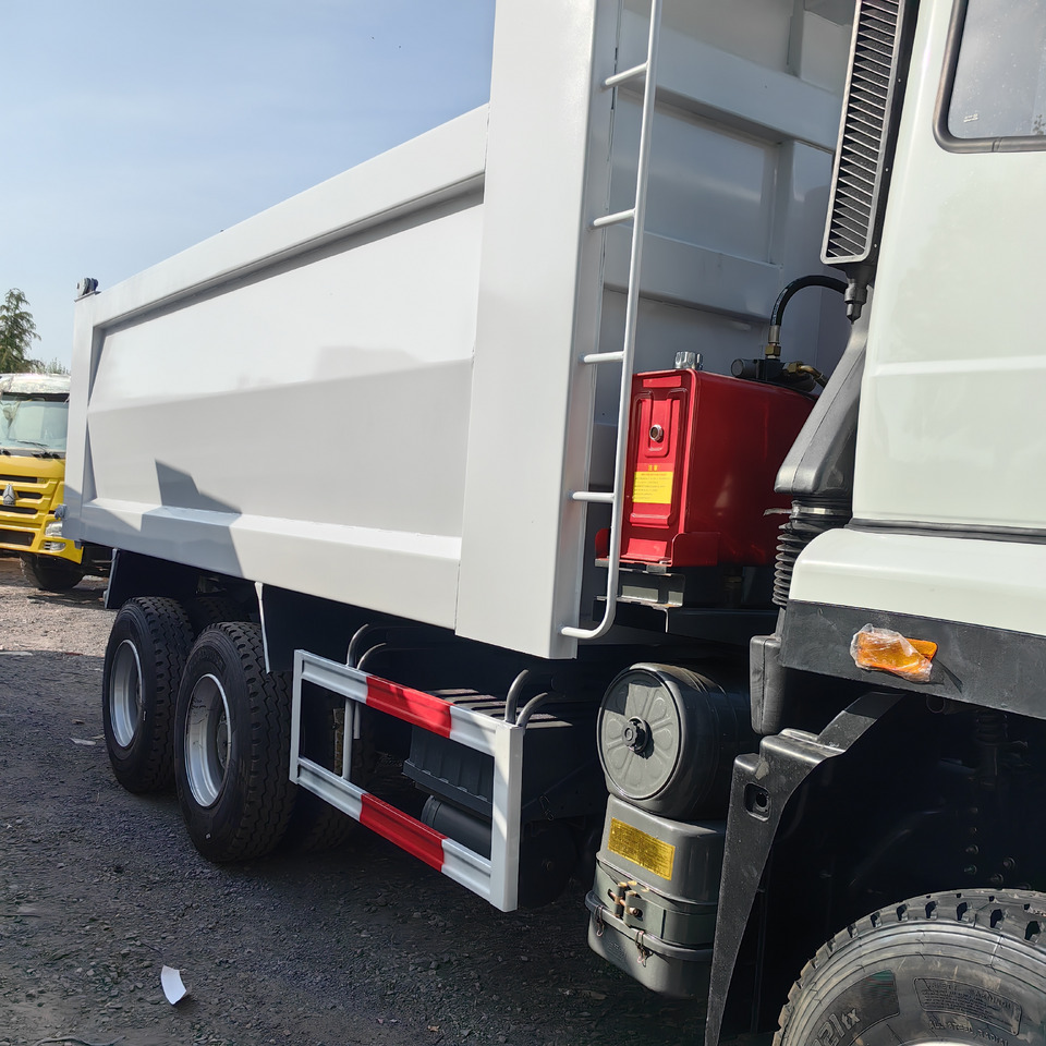 SINOTRUCK HOWO - Kravas automašīna pašizgāzējs: foto 3 SINOTRUCK HOWO - Kravas automašīna pašizgāzējs: foto 3