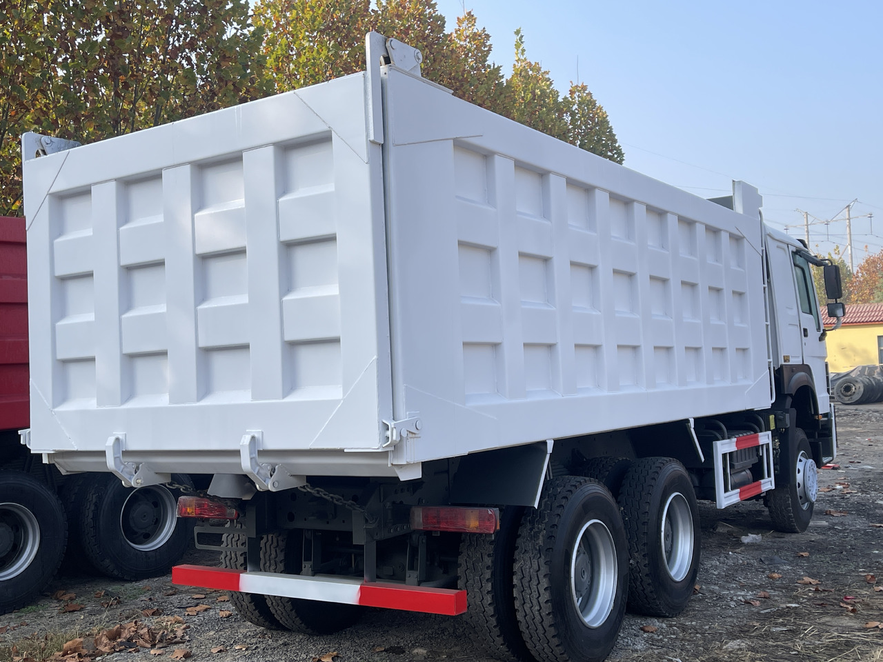 SINOTRUCK HOWO - Kravas automašīna pašizgāzējs: foto 4 SINOTRUCK HOWO - Kravas automašīna pašizgāzējs: foto 4