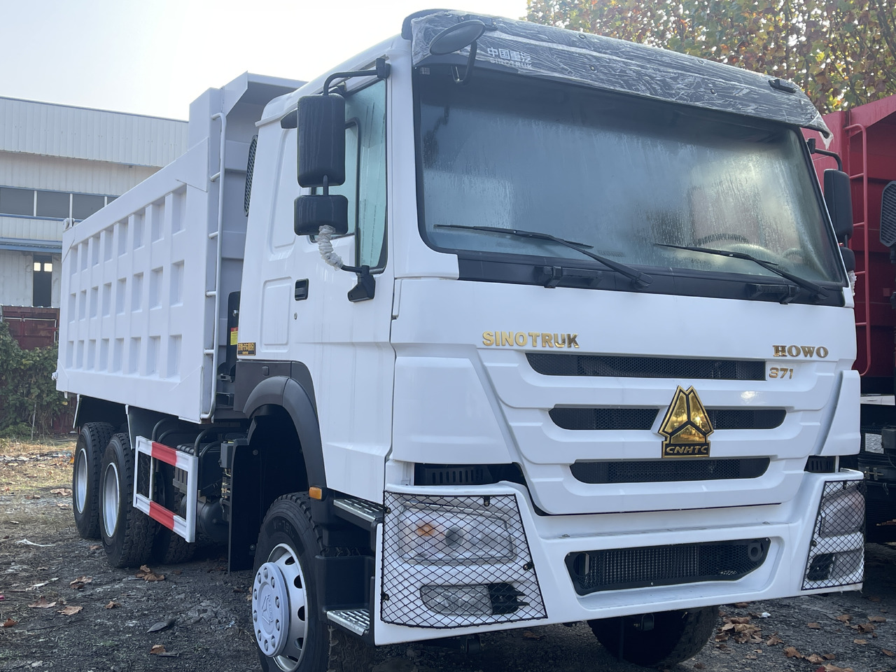 SINOTRUCK HOWO - Kravas automašīna pašizgāzējs: foto 1 SINOTRUCK HOWO - Kravas automašīna pašizgāzējs: foto 1