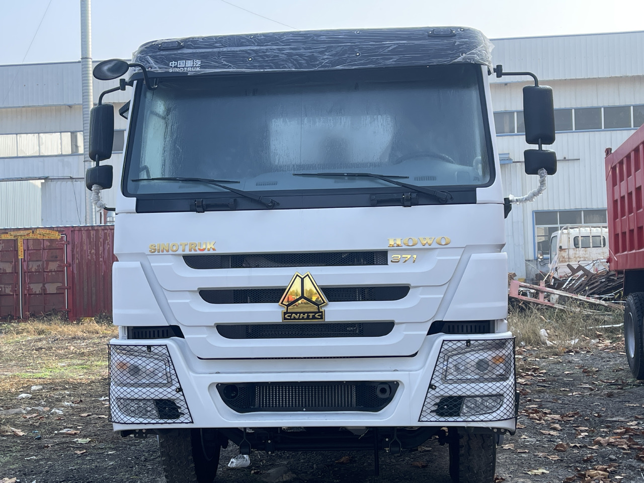 SINOTRUCK HOWO - Kravas automašīna pašizgāzējs: foto 3 SINOTRUCK HOWO - Kravas automašīna pašizgāzējs: foto 3
