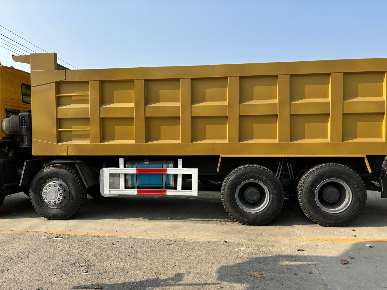 SINOTRUK HOWO - Kravas automašīna pašizgāzējs: foto 3 SINOTRUK HOWO - Kravas automašīna pašizgāzējs: foto 3