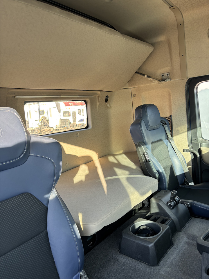 AUMAN - Vilcējs: foto 1 AUMAN - Vilcējs: foto 1