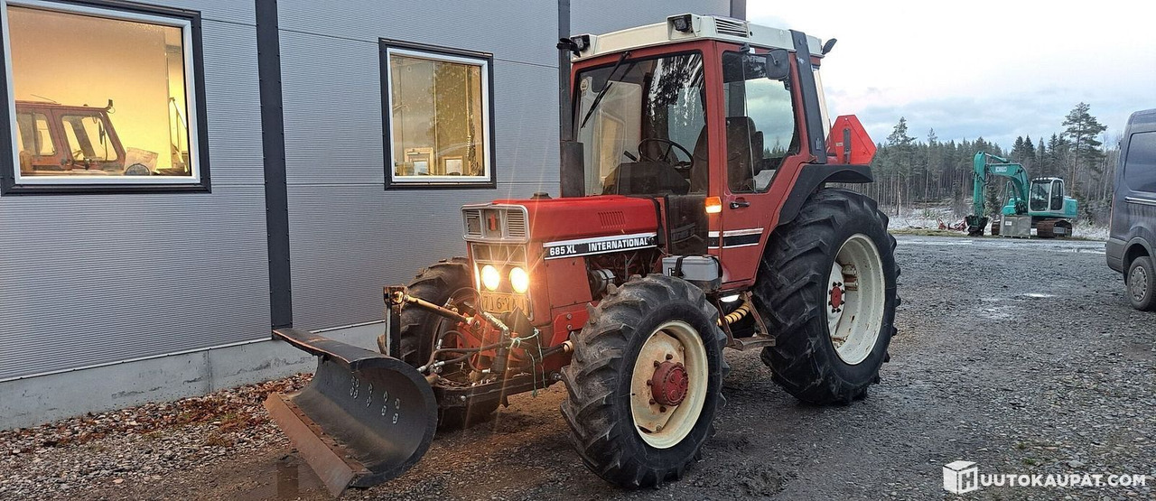 International 585XL, 1985, Diesel, 6 147 h Traktori, Kruunupyy - Traktors: foto 1 International 585XL, 1985, Diesel, 6 147 h Traktori, Kruunupyy - Traktors: foto 1