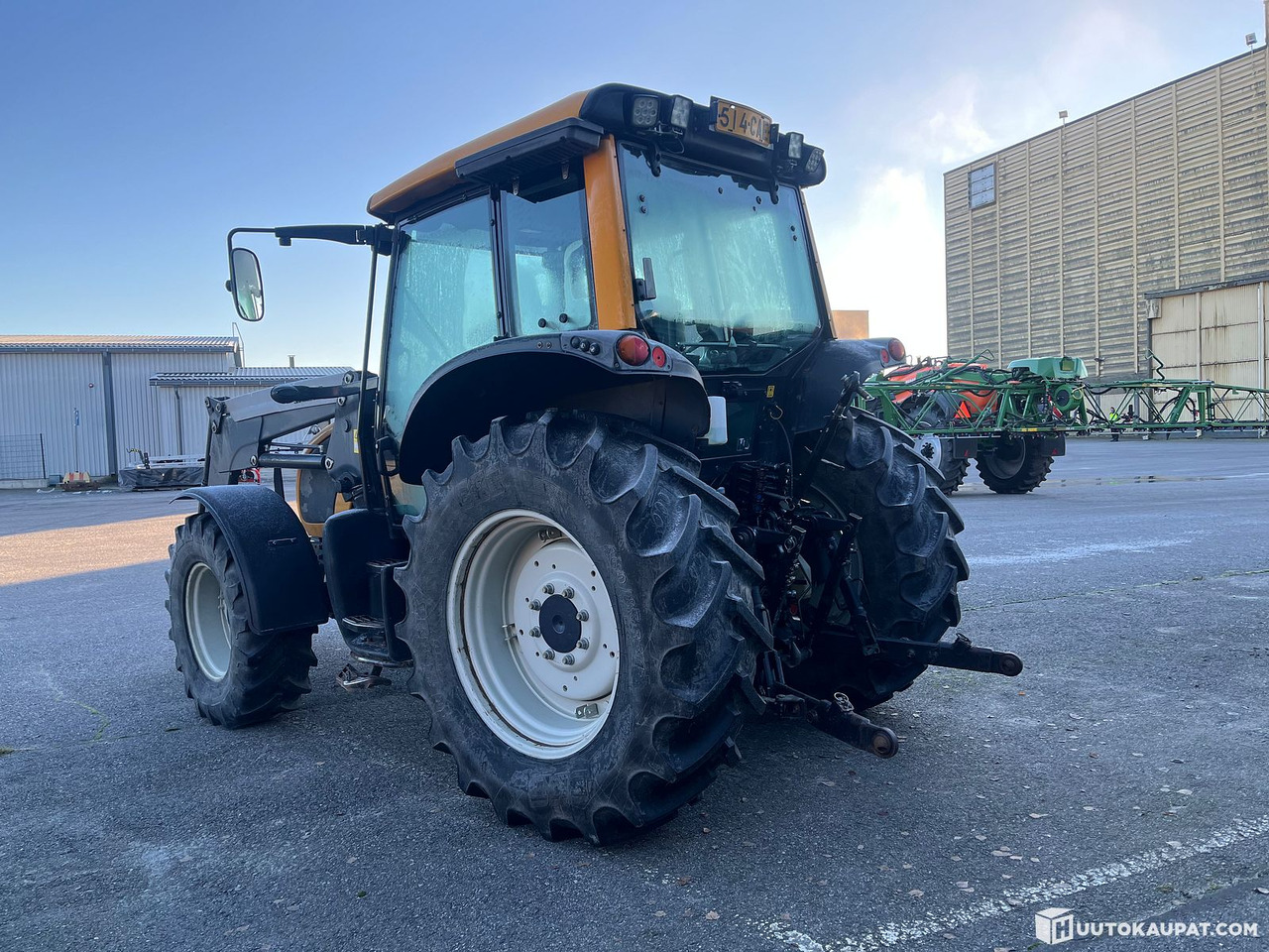 Valtra N92 tractor with loader, 5,500 h, 2010, Salo - Traktors: foto 3 Valtra N92 tractor with loader, 5,500 h, 2010, Salo - Traktors: foto 3