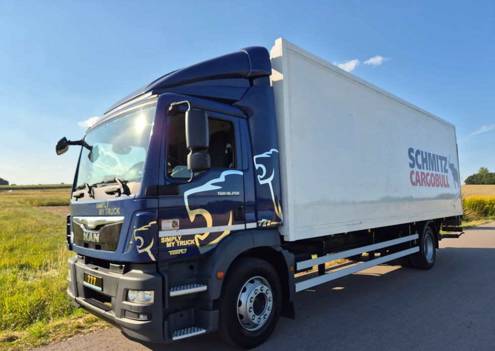 MAN TGM 18.250 Carrier 1950 D/E z Holandii / TOP STAN / 7.5m / 18 palet / winda + drzwi boczne / OKAZJA - Kravas automašīna refrižerators: foto 1 MAN TGM 18.250 Carrier 1950 D/E z Holandii / TOP STAN / 7.5m / 18 palet / winda + drzwi boczne / OKAZJA - Kravas automašīna refrižerators: foto 1
