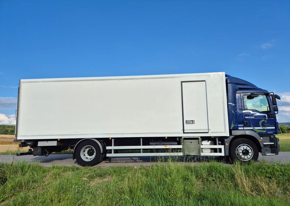 MAN TGM 18.250 Carrier 1950 D/E z Holandii / TOP STAN / 7.5m / 18 palet / winda + drzwi boczne / OKAZJA - Kravas automašīna refrižerators: foto 4 MAN TGM 18.250 Carrier 1950 D/E z Holandii / TOP STAN / 7.5m / 18 palet / winda + drzwi boczne / OKAZJA - Kravas automašīna refrižerators: foto 4