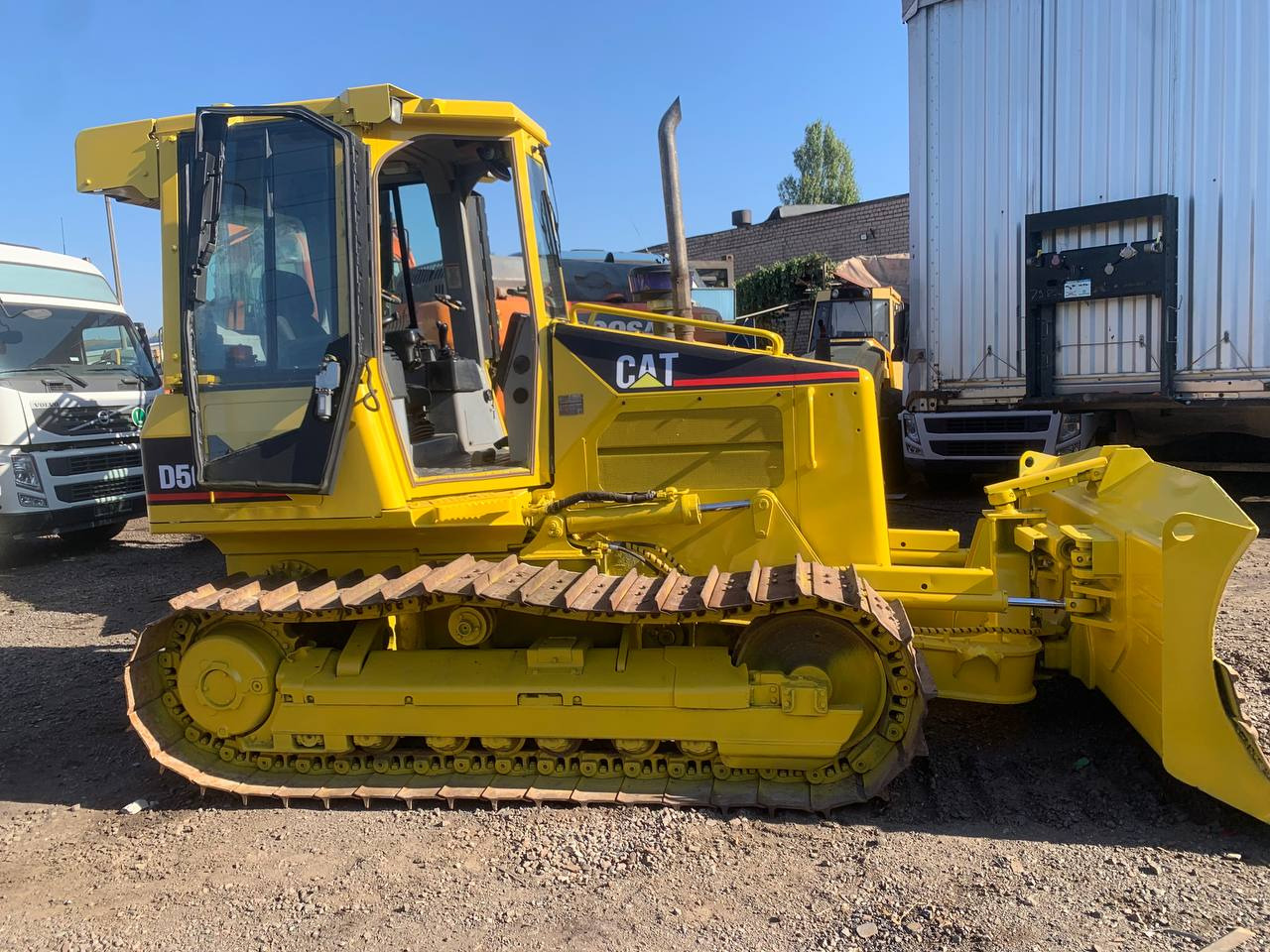CATERPILLAR D5G - Buldozers: foto 1 CATERPILLAR D5G - Buldozers: foto 1
