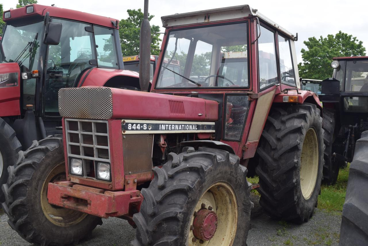 Case-IH 844 A/S - Traktors: foto 1 Case-IH 844 A/S - Traktors: foto 1