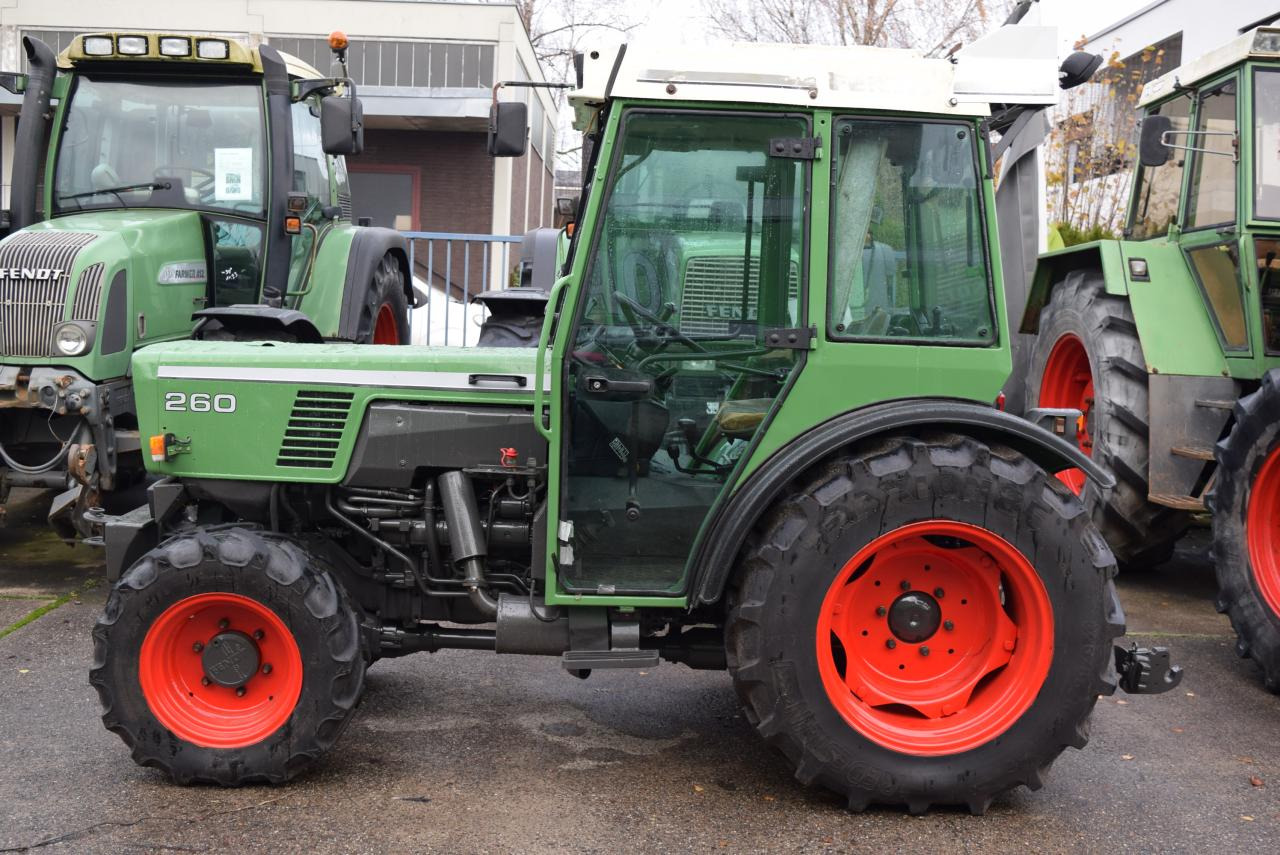 Fendt 260 V - Traktors ar paaugstinātu klīrensu: foto 2 Fendt 260 V - Traktors ar paaugstinātu klīrensu: foto 2