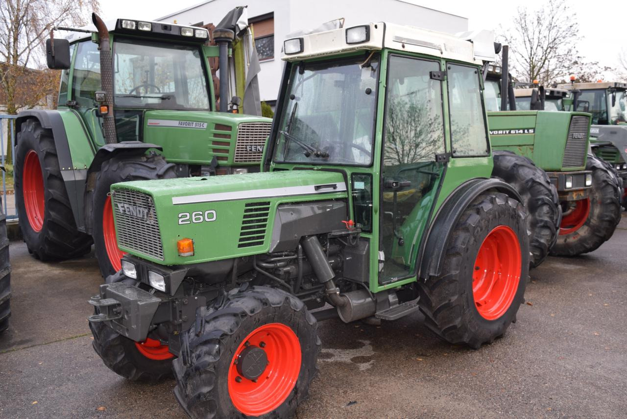 Fendt 260 V - Traktors ar paaugstinātu klīrensu: foto 1 Fendt 260 V - Traktors ar paaugstinātu klīrensu: foto 1