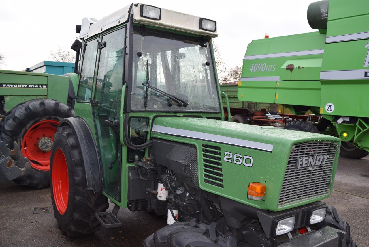 Fendt 260 V - Traktors ar paaugstinātu klīrensu: foto 3 Fendt 260 V - Traktors ar paaugstinātu klīrensu: foto 3