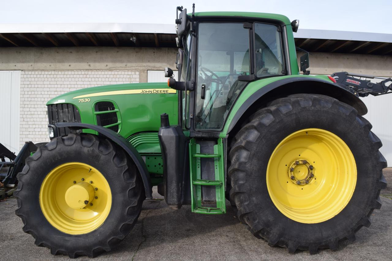 John Deere 7530 Premium - Traktors: foto 1 John Deere 7530 Premium - Traktors: foto 1