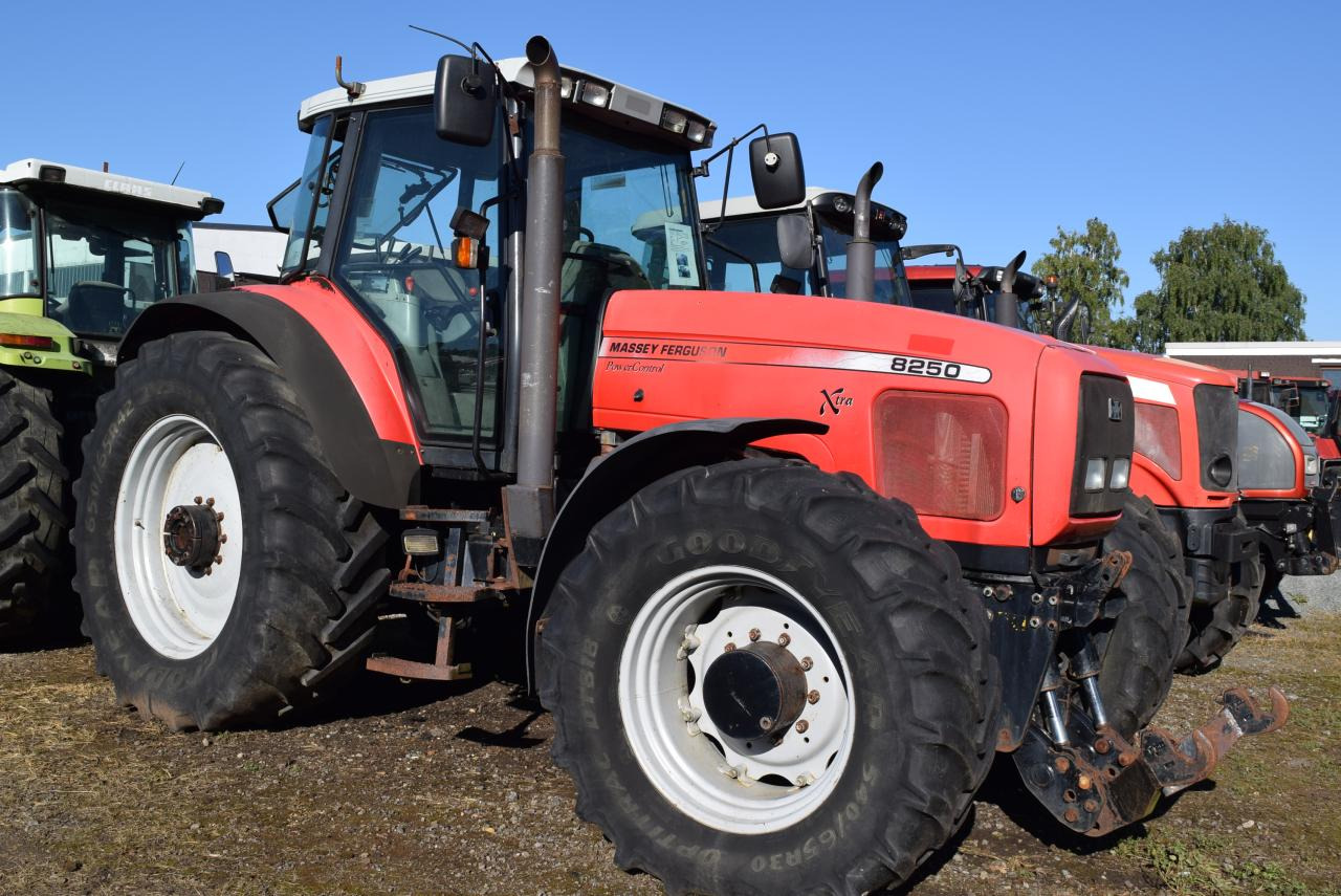 Massey Ferguson MF 8250 - Traktors: foto 1 Massey Ferguson MF 8250 - Traktors: foto 1