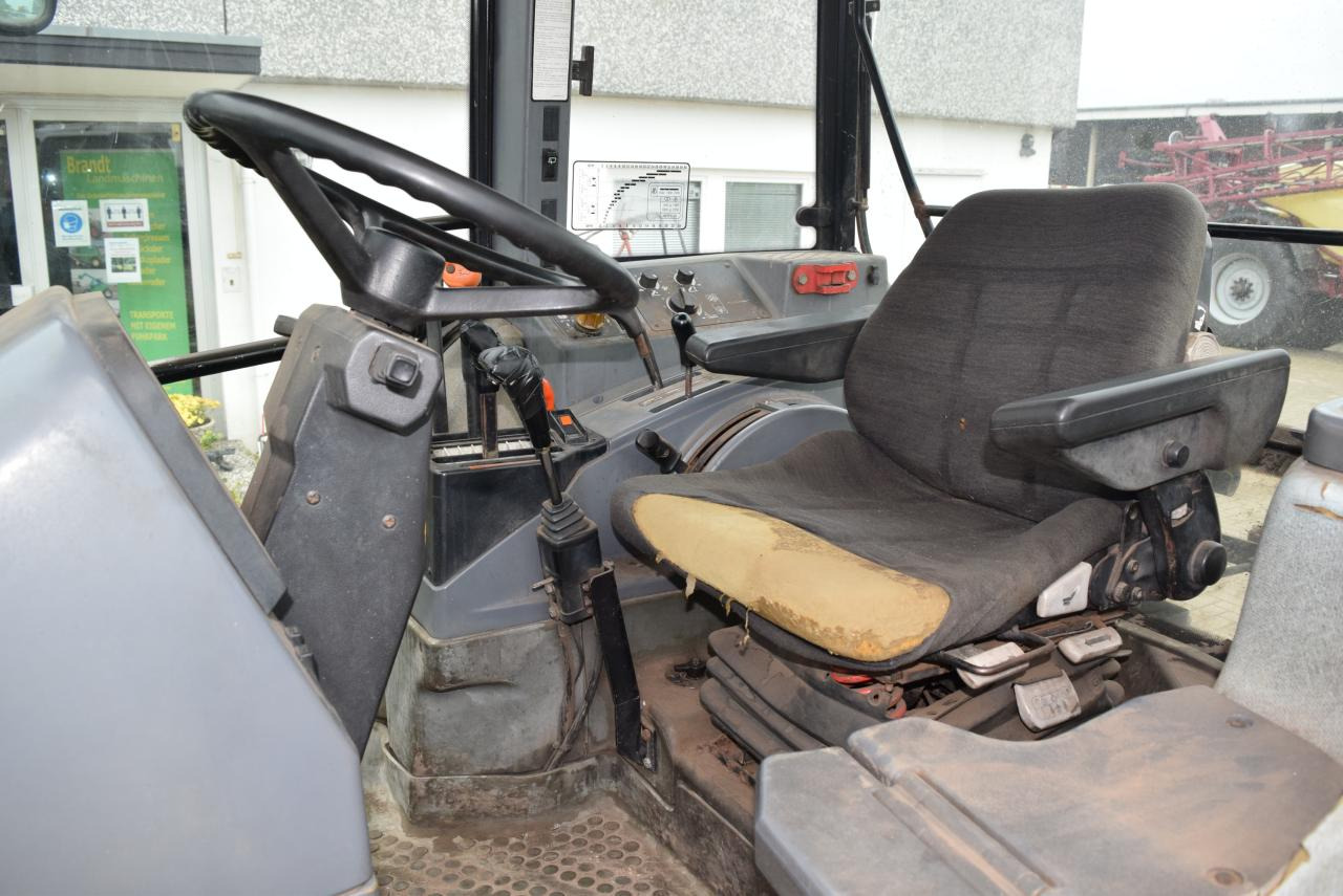 New Holland 8340 - Traktors: foto 5 New Holland 8340 - Traktors: foto 5