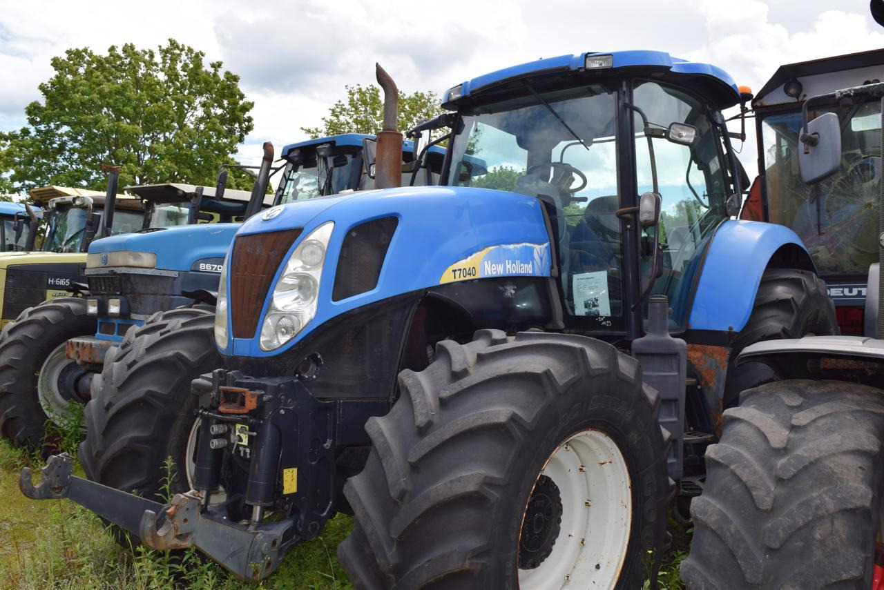 New Holland T 7040 - Traktors: foto 1 New Holland T 7040 - Traktors: foto 1