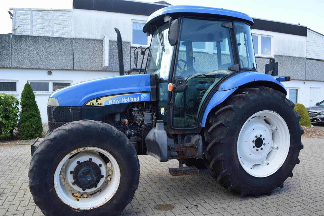 New Holland TD 5040 - Traktors: foto 1 New Holland TD 5040 - Traktors: foto 1