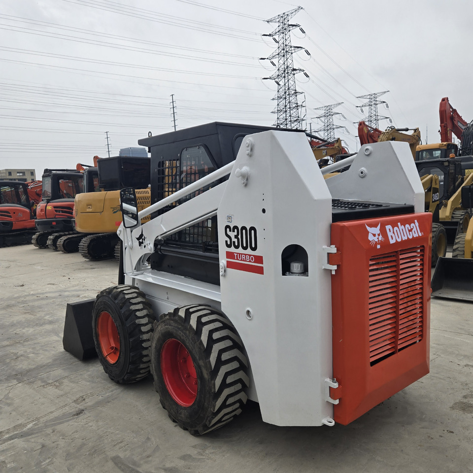 BOBCAT S300 - Kompaktiekrāvējs: foto 2 BOBCAT S300 - Kompaktiekrāvējs: foto 2