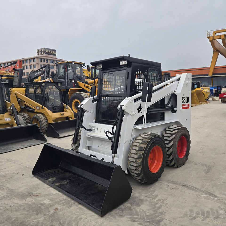 BOBCAT S300 - Kompaktiekrāvējs: foto 3 BOBCAT S300 - Kompaktiekrāvējs: foto 3