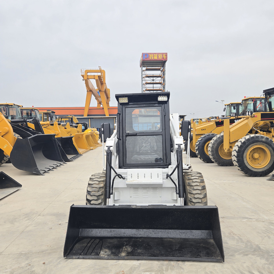 BOBCAT S300 - Kompaktiekrāvējs: foto 4 BOBCAT S300 - Kompaktiekrāvējs: foto 4