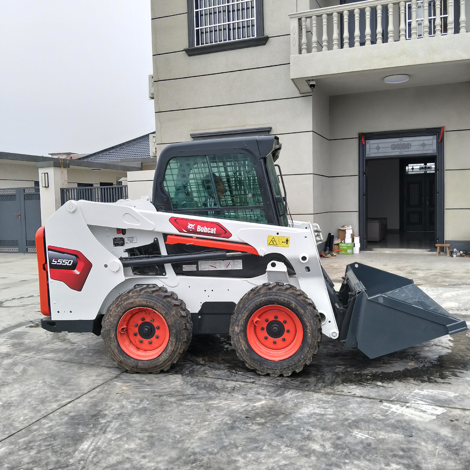 BOBCAT S550 - Kompaktiekrāvējs: foto 1 BOBCAT S550 - Kompaktiekrāvējs: foto 1