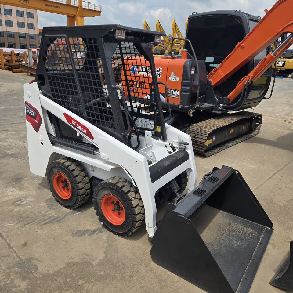 BOBCAT S70 - Kompaktiekrāvējs: foto 3 BOBCAT S70 - Kompaktiekrāvējs: foto 3