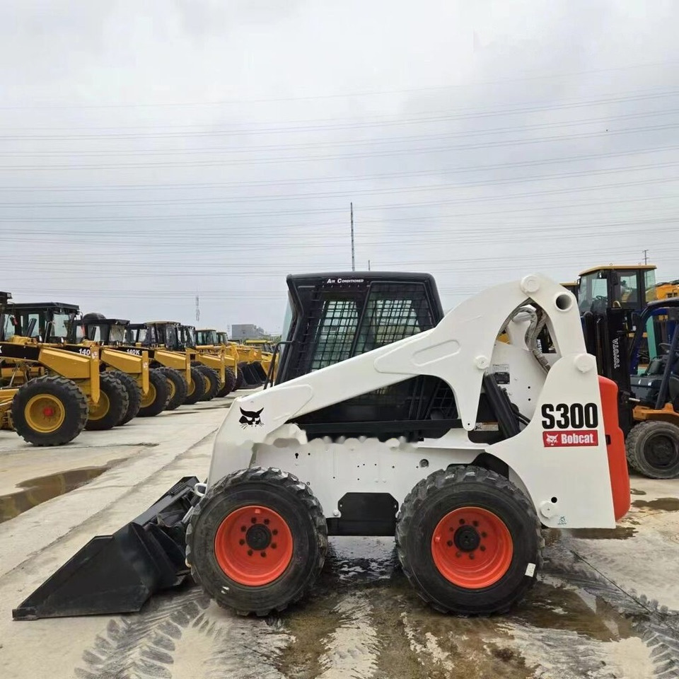 Bobcat S300 - Kompaktiekrāvējs: foto 1 Bobcat S300 - Kompaktiekrāvējs: foto 1