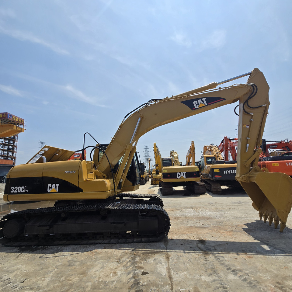 CAT 320C - Kāpurķēžu ekskavators: foto 1 CAT 320C - Kāpurķēžu ekskavators: foto 1