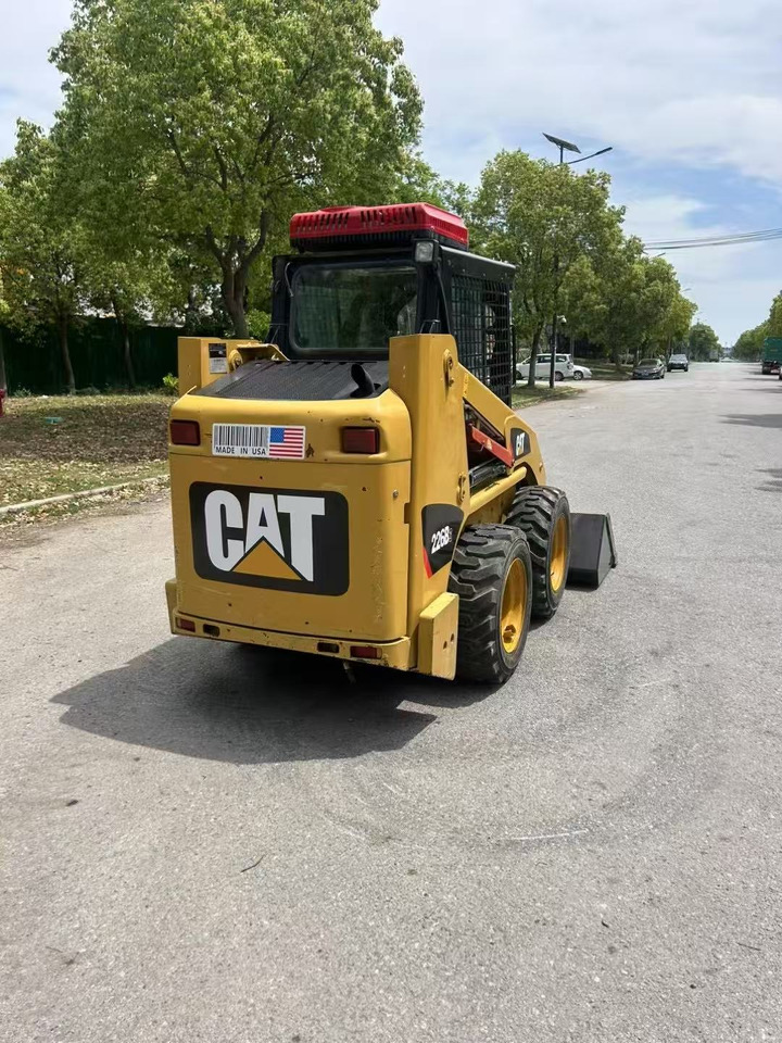 CATERPILLAR 226B-3 - Kompaktiekrāvējs: foto 4 CATERPILLAR 226B-3 - Kompaktiekrāvējs: foto 4