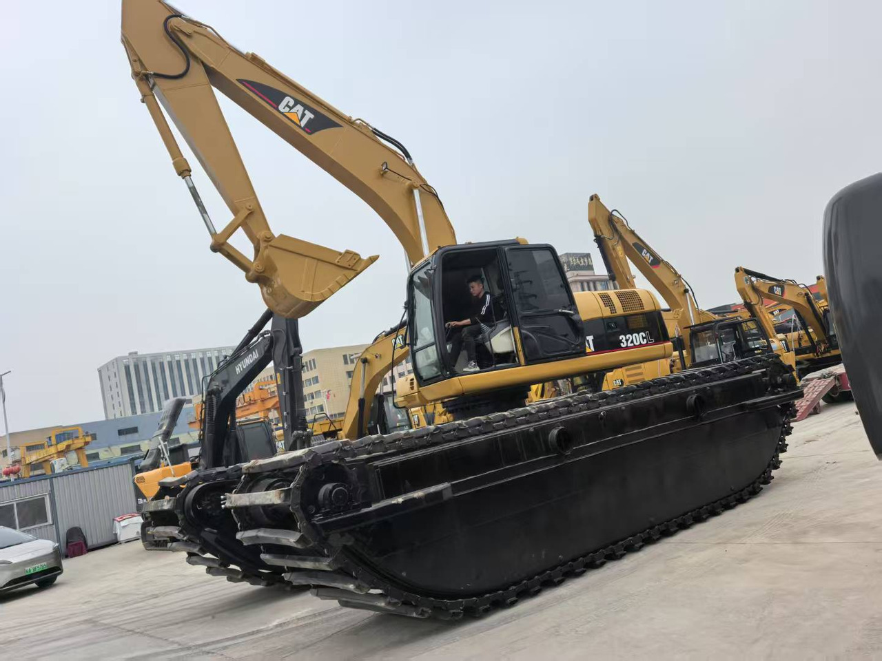 CATERPILLAR 320C boat excavator - Ekskavators-amfībijs: foto 1 CATERPILLAR 320C boat excavator - Ekskavators-amfībijs: foto 1