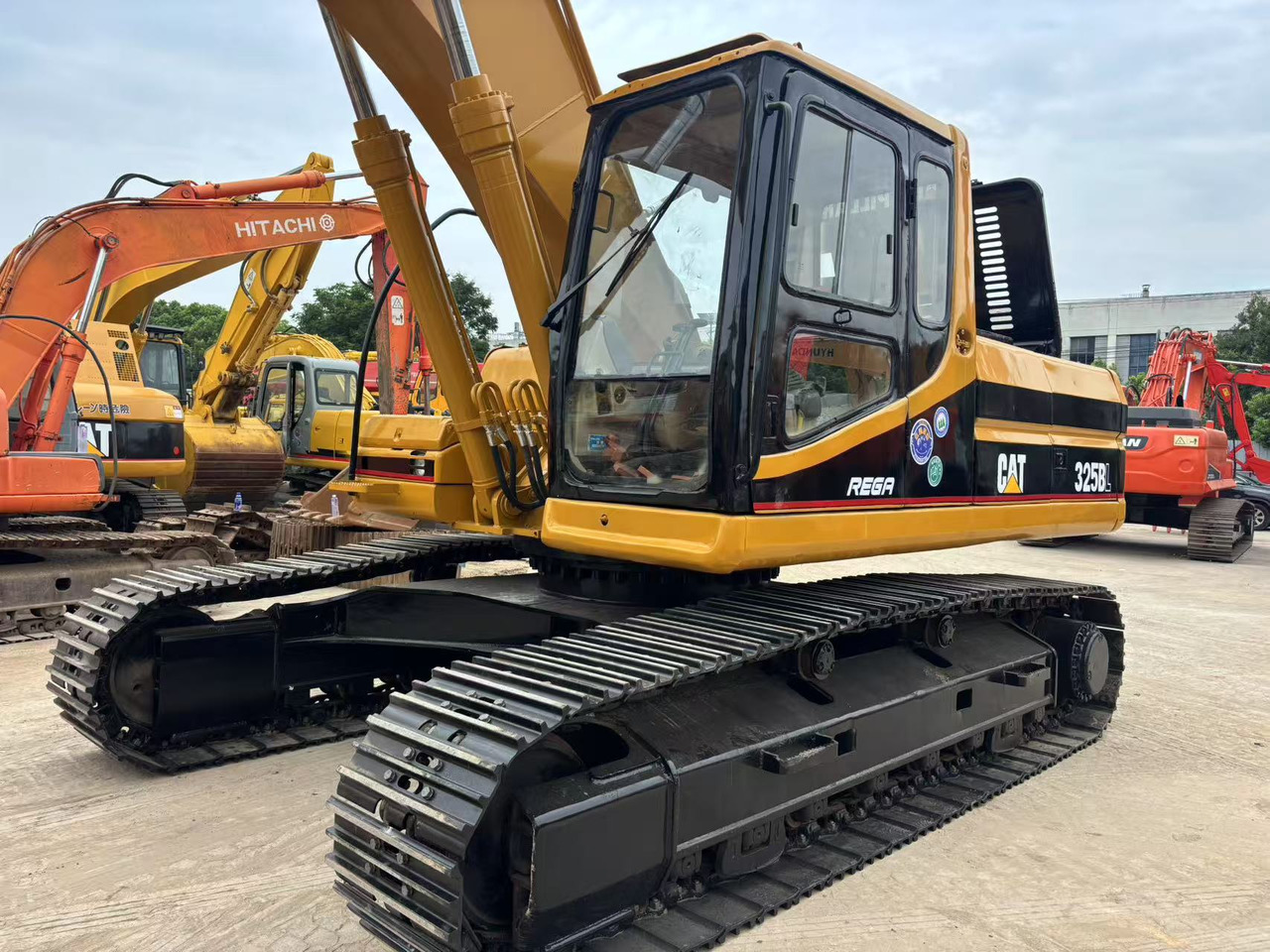 CATERPILLAR 325B - Kāpurķēžu ekskavators: foto 4 CATERPILLAR 325B - Kāpurķēžu ekskavators: foto 4