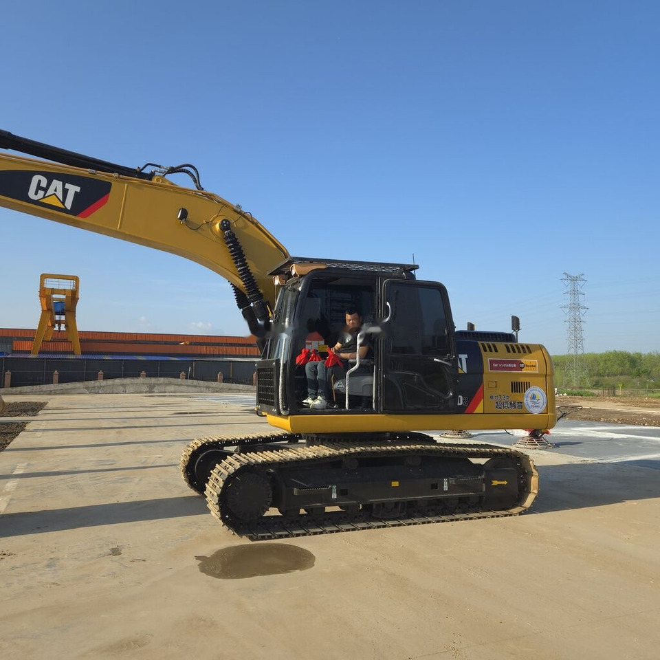 Caterpillar 320D2 - Kāpurķēžu ekskavators: foto 1 Caterpillar 320D2 - Kāpurķēžu ekskavators: foto 1