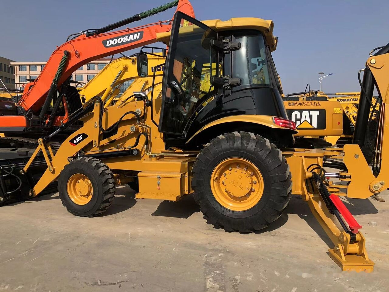 Caterpillar 420F - Ekskavators-iekrāvējs: foto 1 Caterpillar 420F - Ekskavators-iekrāvējs: foto 1