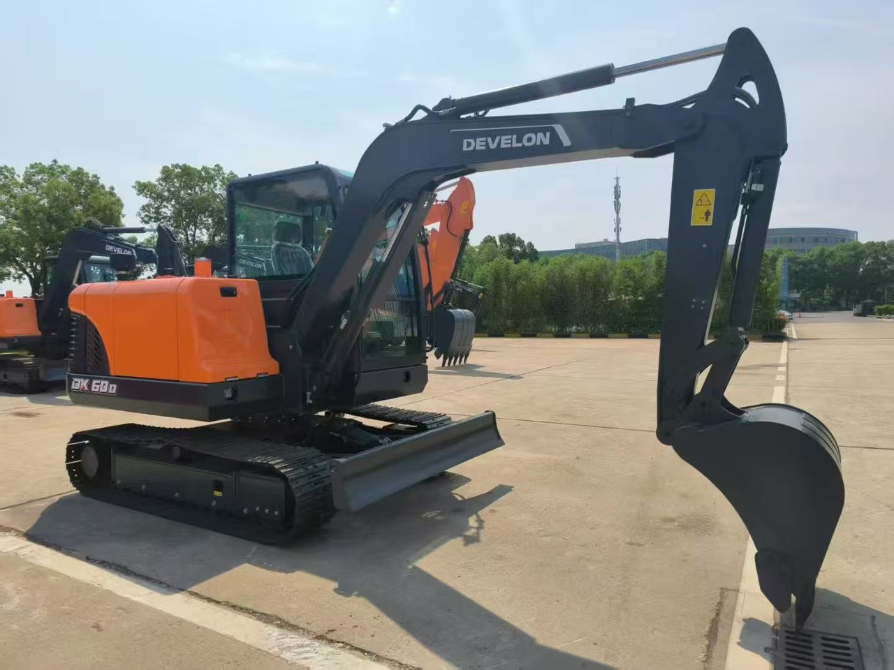 DOOSAN DX60D - Mini-ekskavators: foto 1 DOOSAN DX60D - Mini-ekskavators: foto 1