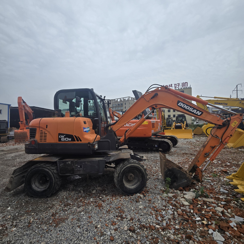 DOOSAN DX60W - Riteņu ekskavators: foto 1 DOOSAN DX60W - Riteņu ekskavators: foto 1