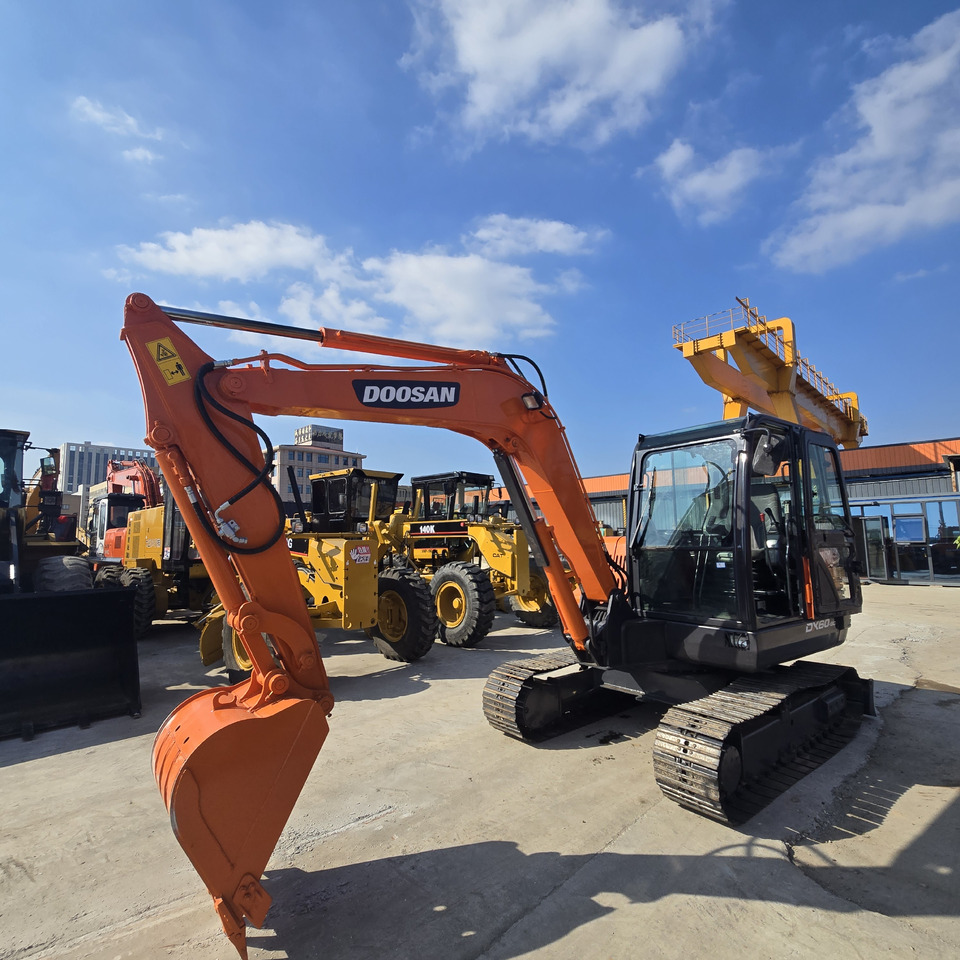 Doosan DX60 - Mini-ekskavators: foto 1 Doosan DX60 - Mini-ekskavators: foto 1