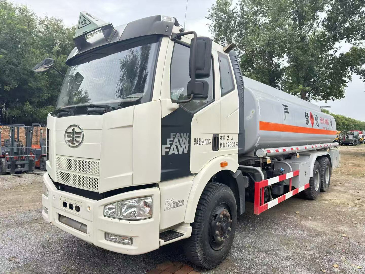 FAW tanker truck - Autocisterna: foto 1 FAW tanker truck - Autocisterna: foto 1