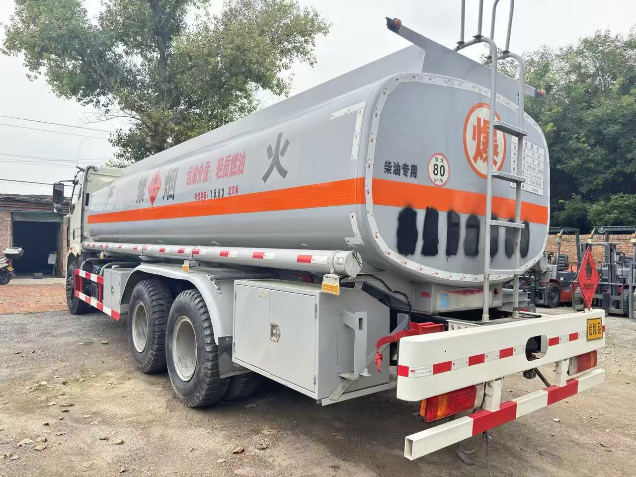 FAW tanker truck - Autocisterna: foto 2 FAW tanker truck - Autocisterna: foto 2