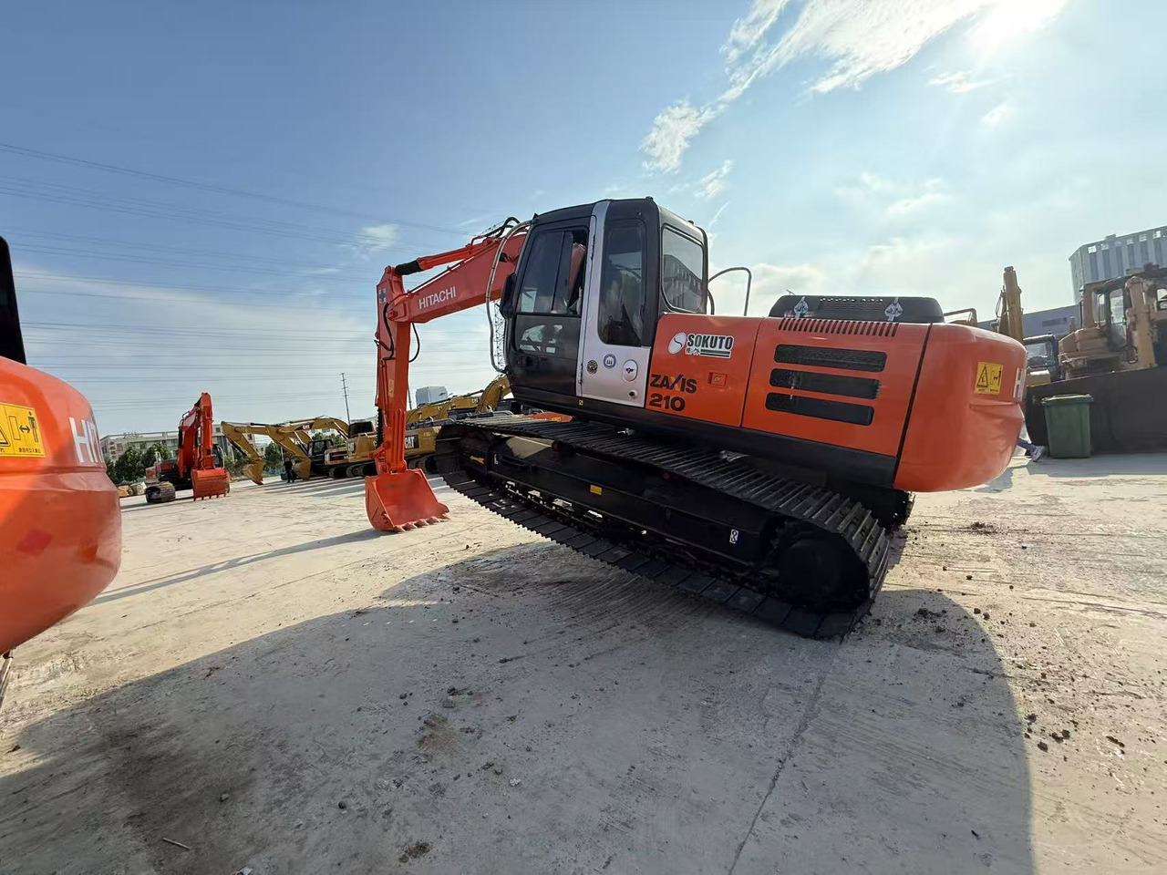 HITACHI ZX210 - Kāpurķēžu ekskavators: foto 1 HITACHI ZX210 - Kāpurķēžu ekskavators: foto 1