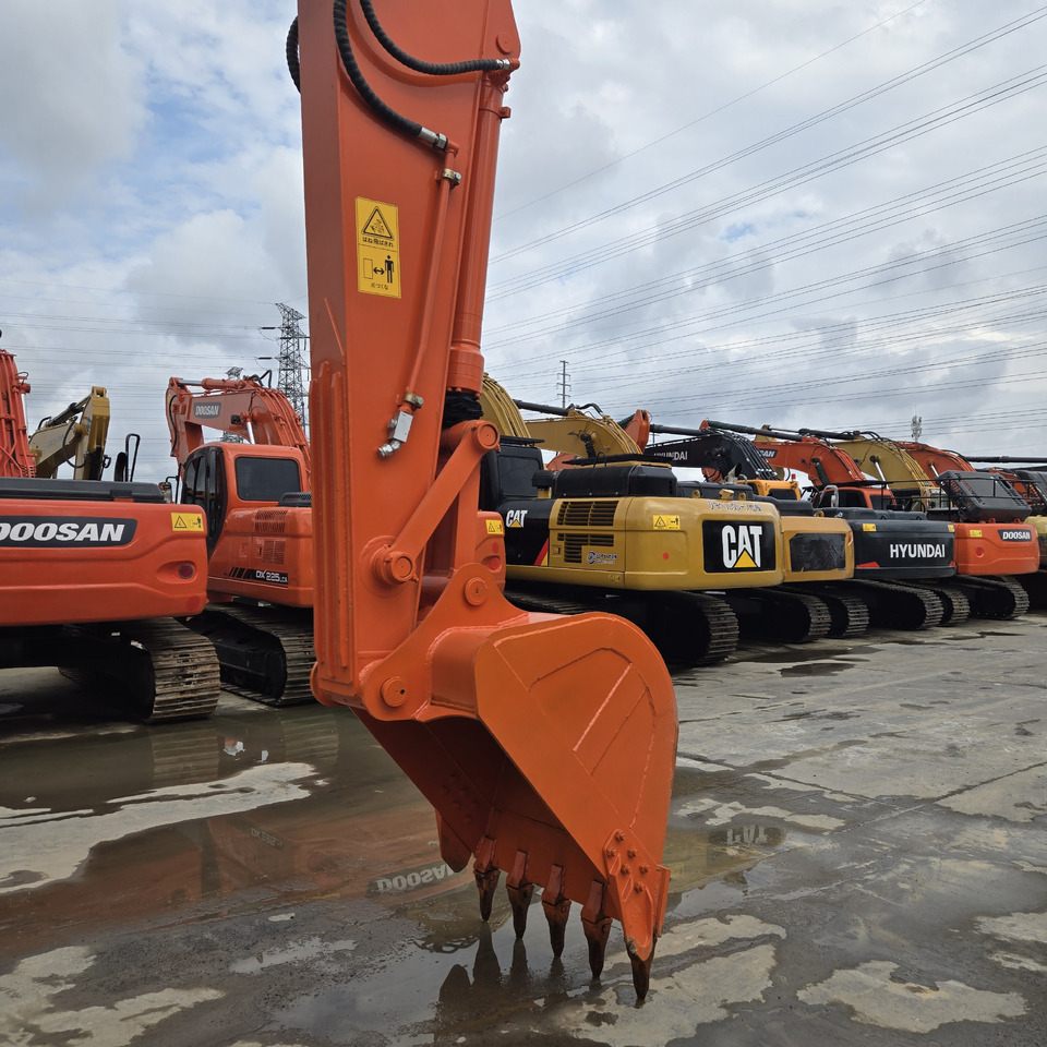 HITACHI ZX210 - Kāpurķēžu ekskavators: foto 2 HITACHI ZX210 - Kāpurķēžu ekskavators: foto 2