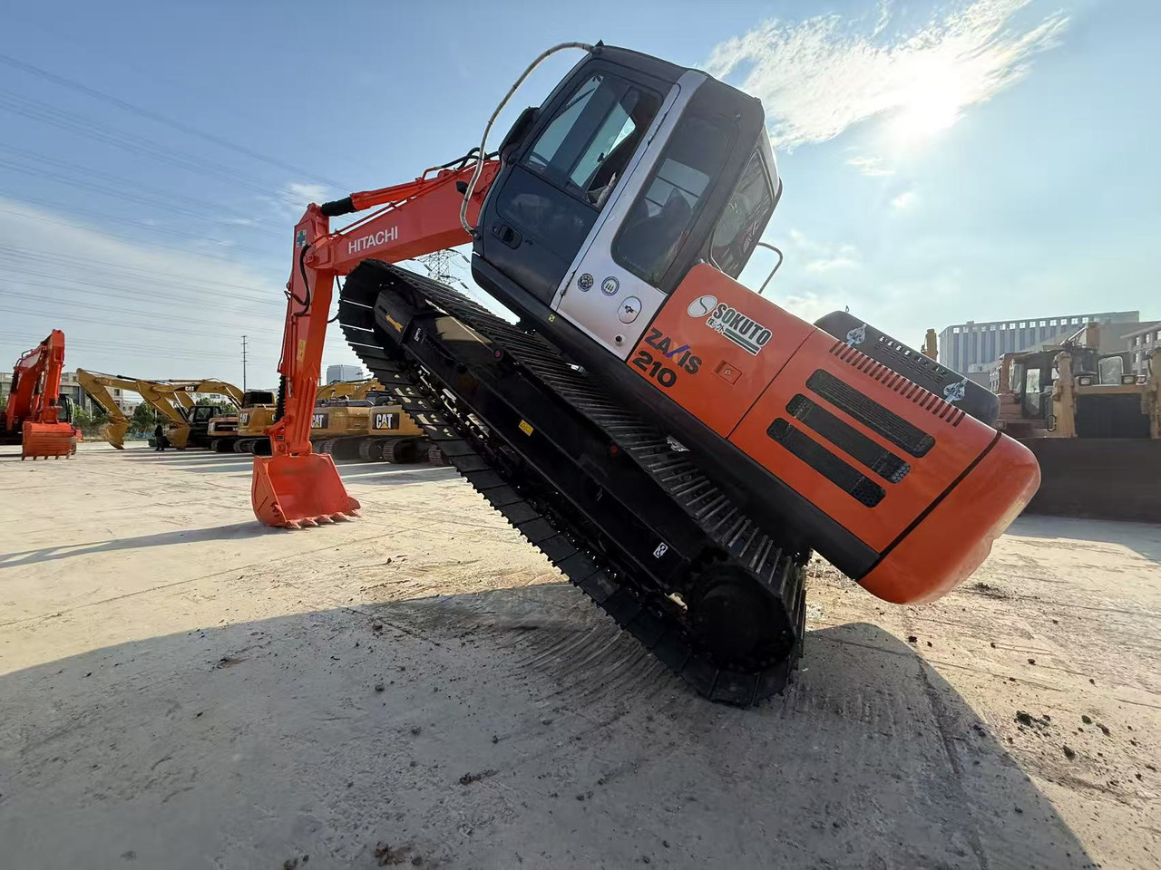 HITACHI ZX210 - Kāpurķēžu ekskavators: foto 5 HITACHI ZX210 - Kāpurķēžu ekskavators: foto 5
