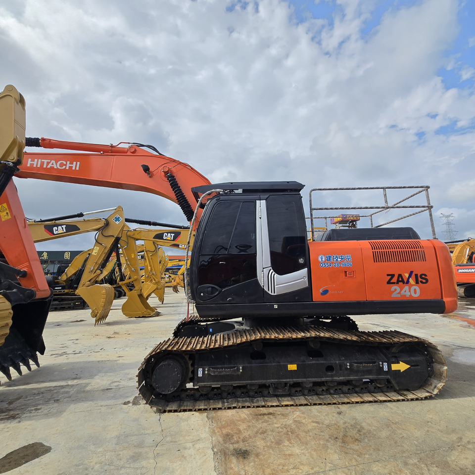 HITACHI ZX240 - Kāpurķēžu ekskavators: foto 1 HITACHI ZX240 - Kāpurķēžu ekskavators: foto 1