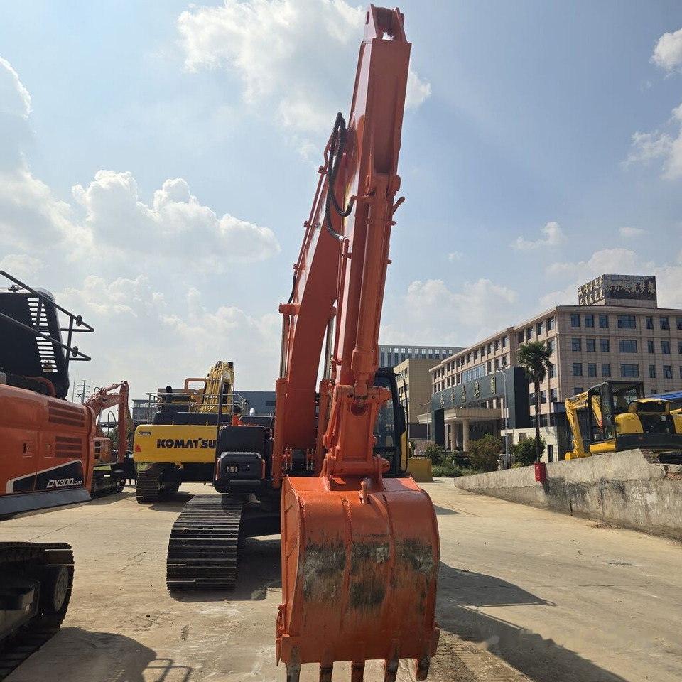 Hitachi ZX210 - Kāpurķēžu ekskavators: foto 1 Hitachi ZX210 - Kāpurķēžu ekskavators: foto 1