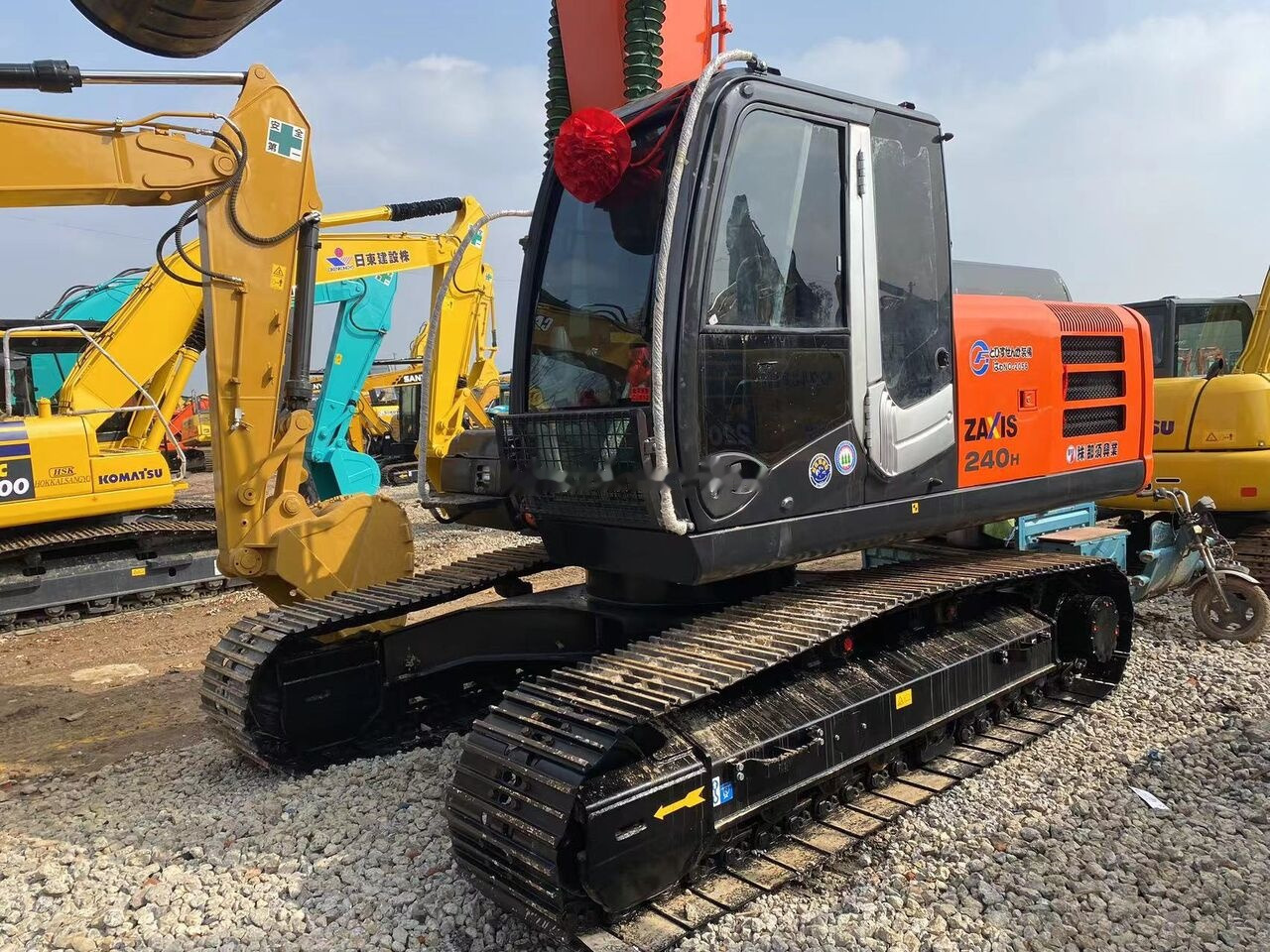 Hitachi ZX240H - Kāpurķēžu ekskavators: foto 4 Hitachi ZX240H - Kāpurķēžu ekskavators: foto 4