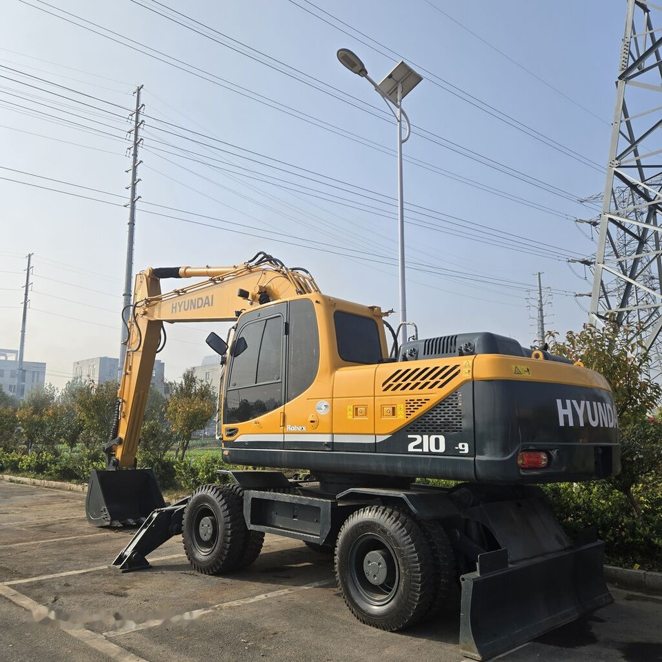 Hyundai R210W-9 - Riteņu ekskavators: foto 1 Hyundai R210W-9 - Riteņu ekskavators: foto 1