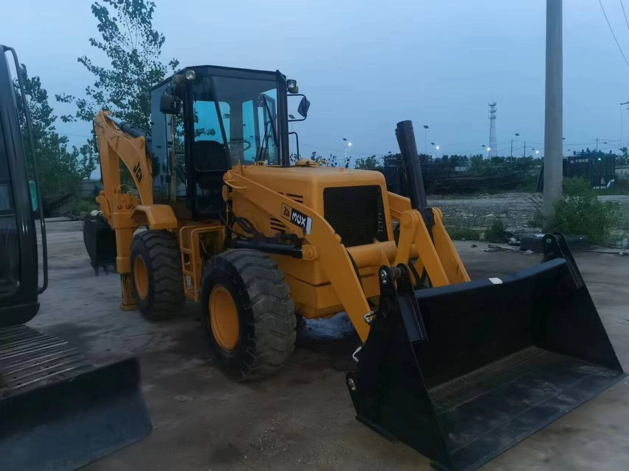 JCB 3CX - Ekskavators-iekrāvējs: foto 1 JCB 3CX - Ekskavators-iekrāvējs: foto 1