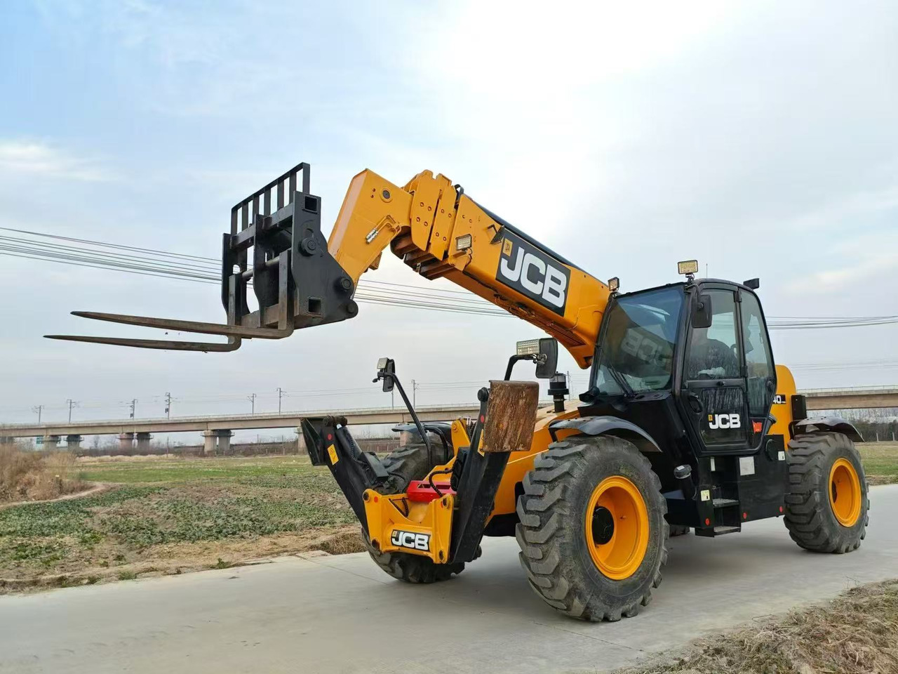 JCB 540-1700 - Sānu konteineru krāvējs: foto 1 JCB 540-1700 - Sānu konteineru krāvējs: foto 1