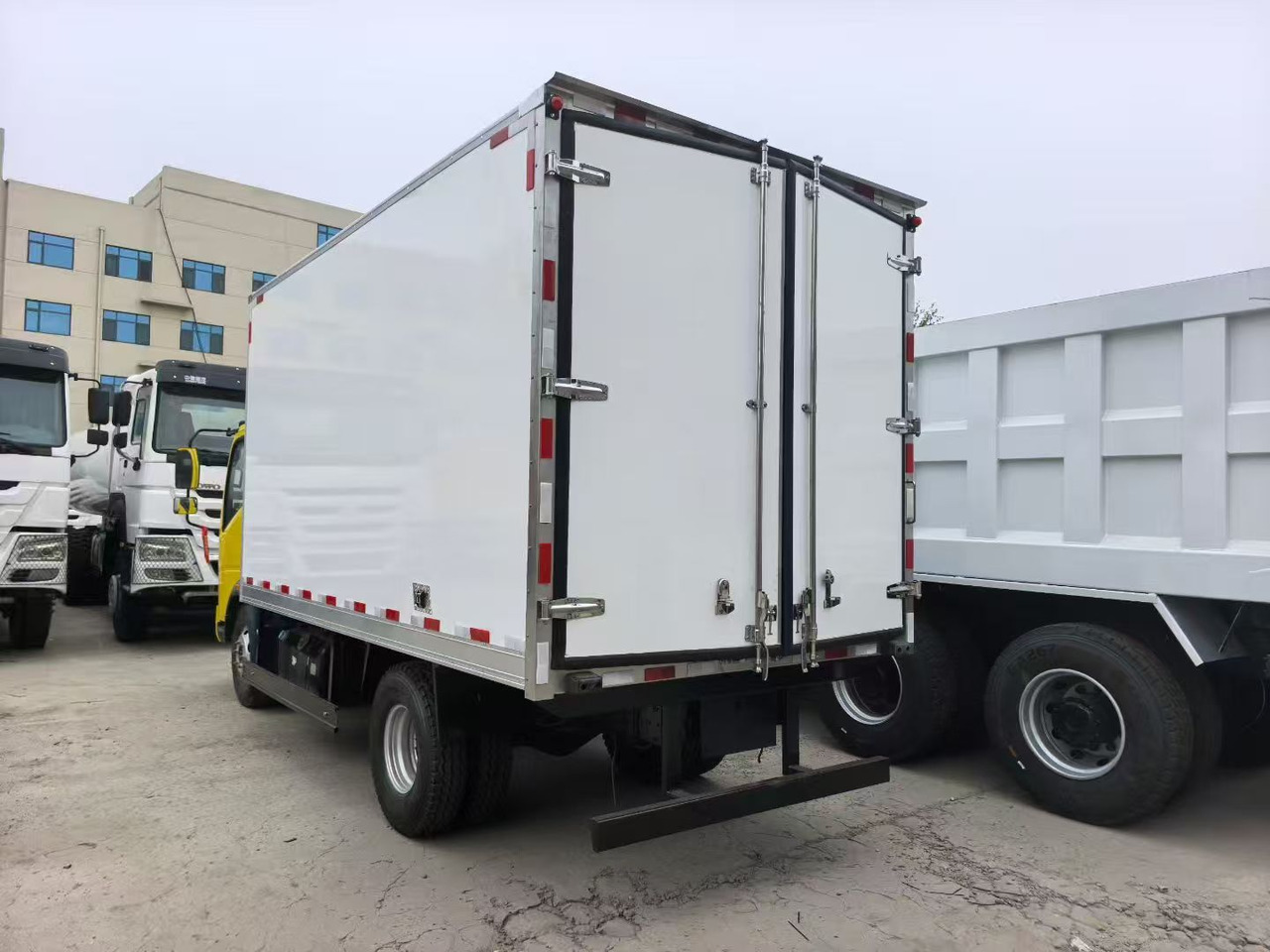 - Kravas automašīna refrižerators: foto 2 - Kravas automašīna refrižerators: foto 2