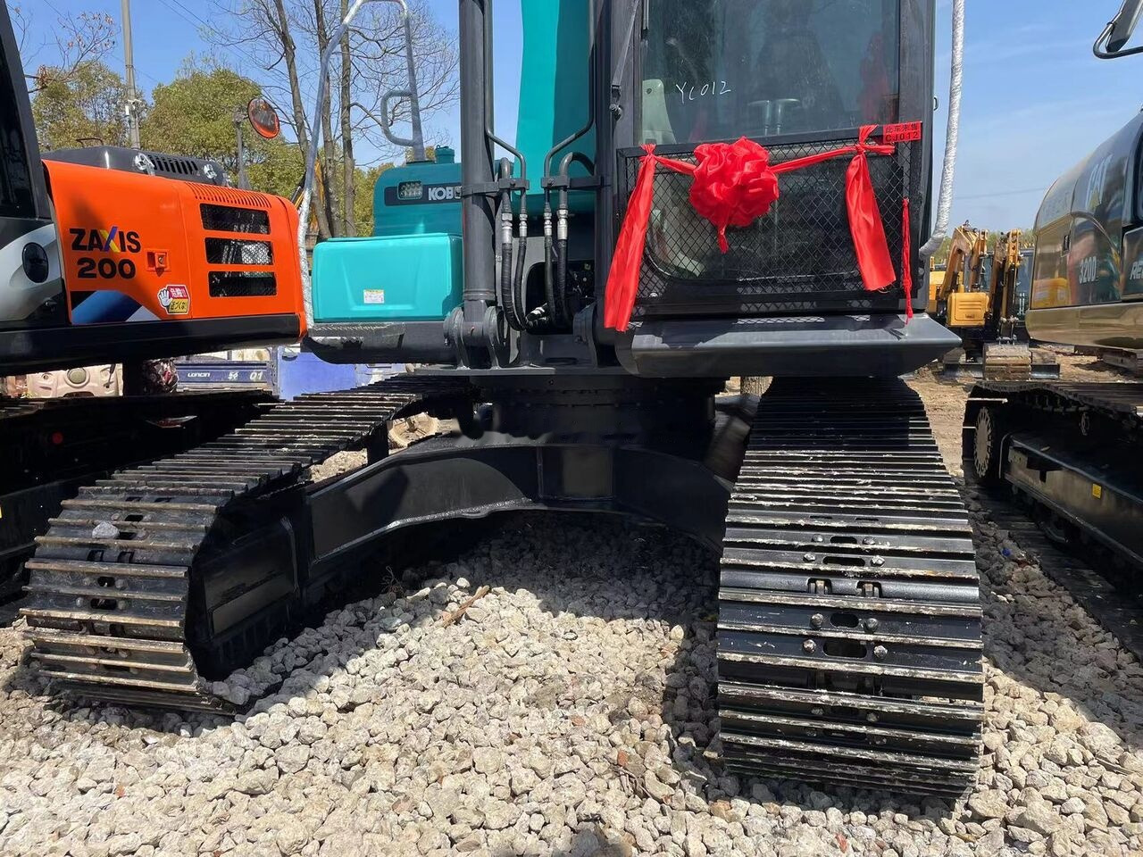 Kobelco SK200 - Kāpurķēžu ekskavators: foto 1 Kobelco SK200 - Kāpurķēžu ekskavators: foto 1
