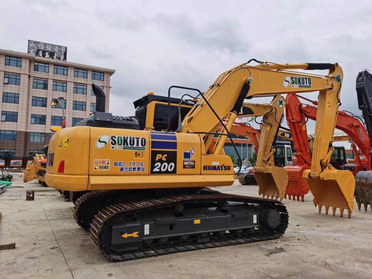 Komatsu PC200-8 - Kāpurķēžu ekskavators: foto 1 Komatsu PC200-8 - Kāpurķēžu ekskavators: foto 1