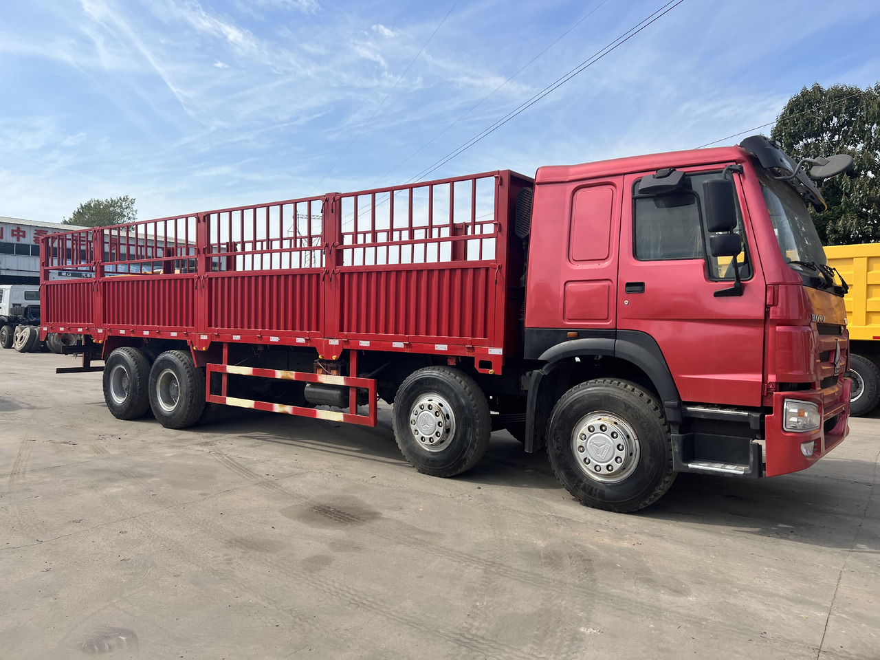 SINOTRUK HOWO 8*4 Fence Truck - Kravas automašīna: foto 4 SINOTRUK HOWO 8*4 Fence Truck - Kravas automašīna: foto 4